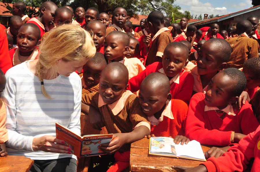 tourists-in-central-kenya-with-students